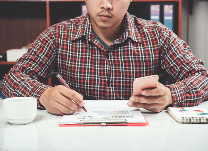 Cara Menghitung Upah Tukang Borongan vs Harian